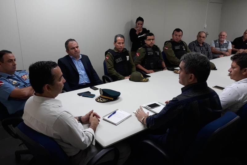 Hilton Benigno participou nesta terça-feira (24) de reunião, no Centro Regional de Governo do Baixo Amazonas, com a presença do secretário regional Olavo das Neves; do coordenador da área de Segurança, delegado Gilberto Aguiar; do delegado Rilmar Firmino; do comandante do CPR-1, coronel Heldson Tomaso; dos comandantes do 3º e 35º BPM, tenente-coronel Aldemar Maués; da tenente-coronel Cintia Raquel Cardoso; do superintendente da Polícia Civil no Baixo Amazonas, delegado Nelson Silva; do vereador Ney Santana e demais representantes da área de segurança.
FOTO: SAMUEL ALVARENGA / SECOM
DATA: 24.04.2018
SANTARÉM - PARÁ <div class='credito_fotos'>Foto: Samuel Alvarenga / Secom | <a href='/midias/2018/originais/38d496e1-84b0-4a96-8029-ce4e2263ecf5.jpg' download><i class='fa-solid fa-download'></i> Download</a></div>