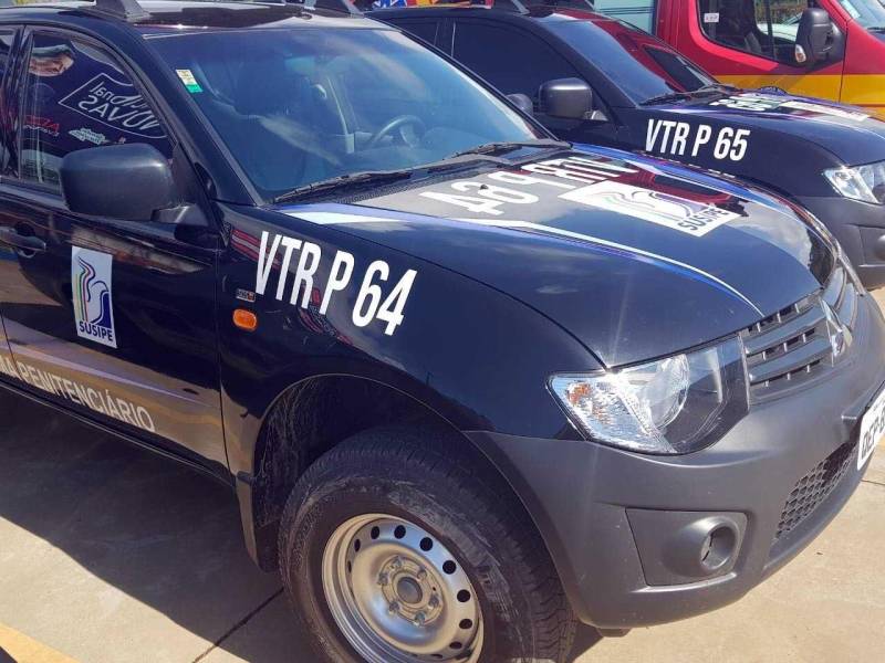 Durante a cerimônia também foram entregues dois veículos (foto) à Superintendência do Sistema Penitenciário do Estado (Susipe) para transporte de presos, para atendimento na região Carajás, sendo uma para Parauapebas e outro para o município de Marabá. Os veículos são usados na movimentação de custodiados para audiências com a Justiça, entre outros serviços operacionais.
FOTO: KÉLIA SANTOS / ASCOM CRGSP
DATA: 19.05.2018
PARAUAPEBAS - PARÁ <div class='credito_fotos'>Foto: KÉLIA SANTOS / ASCOM CRGSP | <a href='/midias/2018/originais/38dee1d9-6e54-4179-a391-ee1079a0a264.jpg' download><i class='fa-solid fa-download'></i> Download</a></div>