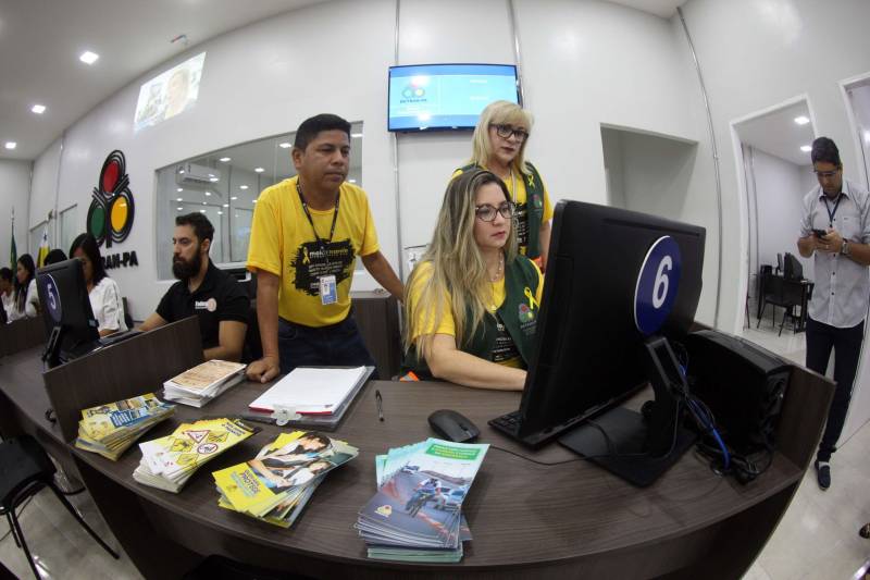 “Fiz questão de trazer minha filha para seu primeiro exercício de cidadania que é ter uma carteira de identidade, ainda mais em um local como este, que permite resolvermos várias pendências com mais conforto e praticidade”, comemorou o senhor Genival de Oliveira, 40 anos, pai da pequena Gabrielle, 8 anos. A família de seu Genival é uma das milhares que serão beneficiadas no município de Parauapebas, no sudeste paraense, com orientações e serviços de diversos órgãos estaduais em um único local: a Estação Cidadania. O espaço, localizado no Shopping Karajás, foi entregue oficialmente à população na manhã deste sábado (19). A cerimônia contou com a presença de secretários de Estado, parlamentares, entre outras autoridades locais. Esta é a segunda Estação Cidadania da região. A primeira é a de Marabá.
FOTO: THIAGO GOMES / AG. PARÁ
DATA: 19.05.2018
PARAUAPEBAS - PARÁ <div class='credito_fotos'>Foto: Thiago Gomes /Ag. Pará | <a href='/midias/2018/originais/38e365dd-3d75-4a5f-992f-c878091ae7d2.jpg' download><i class='fa-solid fa-download'></i> Download</a></div>