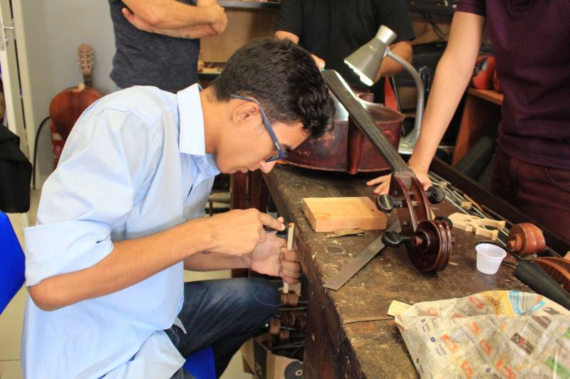 A Fundação Carlos Gomes (FCG) finalizou nesta sexta-feira, 9, a 1° Oficina de Luteria com o luthier brasileiro Orlando Motta, da Fundação Nacional de Artes (Funarte). A oficina recebeu alunos do Instituto Estadual Carlos Gomes (IECG) no novo espaço construído para abrigar a luteria, que funciona no anexo do prédio da FCG. O luthier Orlando Motta, da Funarte, destacou a importância da oficina para músicos que se interessam pela luteria. “É muito importante que tenham oficinas de luteria para músicos e curiosos pela luteria, pois é através dessas oficinas que descobrimos novos possíveis luthiers. É de suma importância que a gente descubra novos luthiers porque são eles que vão continuar fazendo essa arte”. Na foto, o estudante Weslley Samuel (camisa azul), de 18 anos.
FOTO: OTÁVIO MARCOS / ASCOM FCG
DATA: 09.11.2018
BELÉM - PARÁ <div class='credito_fotos'>Foto: OTÁVIO MARCOS / ASCOM FCG | <a href='/midias/2018/originais/38e5e419-c868-49cd-9a6a-f7d292a61621.jpg' download><i class='fa-solid fa-download'></i> Download</a></div>