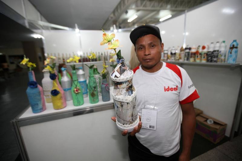 Setecentos artesãos de 54 municípios de diversas regiões do Estado estão reunidos na VI Feira Estadual de Artesanato (Fesarte). Nesta edição, o evento conta com a participação dos indígenas venezuelanos da etnia Warao. Antônio Mata (foto) chegou há oito meses em Belém e já passou por oficinas de aprimoramento na Fundação Curro Velho junto com outros de sua etnia.

FOTO: CARLOS SODRÉ / AG. PARÁ
DATA: 22.11.2018
BELÉM - PARÁ <div class='credito_fotos'>Foto: CARLOS SODRÉ / AG. PARÁ    |   <a href='/midias/2018/originais/38f36126-5a5d-45ac-8155-e7b413813511.jpg' download><i class='fa-solid fa-download'></i> Download</a></div>