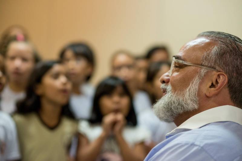 “A cultura tem o poder de emocionar”. A frase dita pela professora Ruth Valin marcou o tom do Sarau Literário na manhã desta sexta-feira, 8, no Preventório Santa Terezinha, no bairro do Marco, em Belém, que contou com a presença do escritor paraense Daniel Leite (com barba), homenageado pelas crianças atendidas pela instituição e os alunos da Escola Estadual Santa Terezinha, que funciona no mesmo prédio. Elas cantaram músicas infantis e recitaram trechos das obras “A história das crianças que plantaram um rio” e “A menina árvore”, de Daniel Leite, além de apresentar uma dramatização sobre a primeira obra. Muito concentrados e com a leitura bem ensaiada, os pequeninos emocionaram a todos, principalmente o escritor convidado para o sarau. Segundo a professora Odinéia Bastos, que orientou os alunos na leitura do livro “A história das crianças que plantaram um rio”, elas soltaram a imaginação durante a leitura da obra, e dessa viagem saíram desenhos, pinturas, colagens e poemas, que enfeitaram o auditório e os corredores da instituição, encantando a todos os presentes.
FOTO: FERNANDO SETTE CÂMARA / ASCOM IOE
DATA: 08.06.2018
BELÉM - PARÁ <div class='credito_fotos'>Foto: FERNANDO SETTE CÂMARA / ASCOM IOE | <a href='/midias/2018/originais/38f8f00b-2636-4612-8468-1f399a3e1fd7.jpg' download><i class='fa-solid fa-download'></i> Download</a></div>