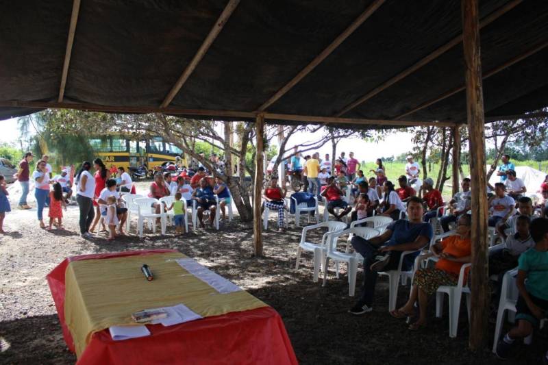 A Agência de Defesa Agropecuária do Pará (Adepará) registrou mais uma empresa produtora de polpa de frutas. É a Associação dos Agricultores do Miritipitanga, localizada em Tomé-Açu, município da região nordeste. Com o registro (foto), a empresa está habilitada a comercializar os produtos de forma legal em todo o Estado. Os membros da Associação já trabalhavam com a produção de polpa de fruta, mas foi no programa de certificação de produtos artesanais de origem vegetal da Adepará que eles viram a oportunidade de legalizar e aumentar a produção.
FOTO: ASCOM / ADEPARÁ
DATA: 21.04.2018
TOMÉ-AÇU - PARÁ <div class='credito_fotos'>Foto: ASCOM ADEPARÁ | <a href='/midias/2018/originais/38f99427-9e49-4c73-8d65-f583731f17d5.jpg' download><i class='fa-solid fa-download'></i> Download</a></div>