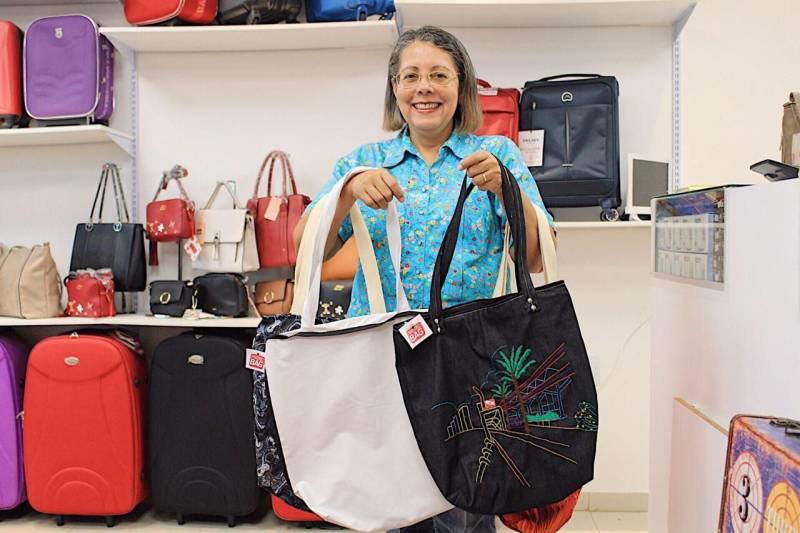 A Cooperativa Social de Trabalho Arte Feminina Empreendedora (Coostafe), formada exclusivamente por internas do Centro de Recuperação Feminino (CRF), em Ananindeua (Região Metropolitana de Belém), fechou parceria para venda de seus produtos com uma empresa de malas e plastificação de bagagens, a Protec Bag, que tem uma loja e um quiosque no Aeroporto Internacional de Belém. A Coostafe é um projeto de economia solidária para detentas, desenvolvido no Pará com apoio da Superintendência do Sistema Penitenciário do Estado (Susipe). Os produtos da Coostafe são comercializados na loja da Protec Bag desde segunda-feira (29). Os clientes da loja e visitantes do aeroporto podem encontrar bolsas, sacolas, encostos de cabeça e mais uma série de produtos feitos pelas detentas do CRF. Os produtos foram colocados à venda a preço de mercado, e parte da renda será revertida para as cooperadas. Na foto, a sócia-proprietária da franquia Protec Bag em Belém, Maria Marcelino.
FOTO: ASCOM SUSIPE
DATA: 30.10.2018
BELÉM - PARÁ <div class='credito_fotos'>Foto: ASCOM SUSIPE | <a href='/midias/2018/originais/38fd47de-d444-4cb0-9606-442a6cf7cc29.jpg' download><i class='fa-solid fa-download'></i> Download</a></div>