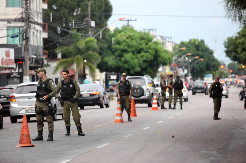Durante todo o dia a Polícia Militar do Pará tem aumentado o número de operações que realiza em Belém e região metropolitana. Nesta quinta-feira (3), o 2º Batalhão da PM percorreu os bairros de Canudos, Terra Firme, Cidade Velha, Jurunas e Sacramenta realizando diversas operações, entre elas a “Polícia no Meu Bairro”, que previne a criminalidade no centro comercial de Belém e nos grandes corredores da capital, e a “Saturação”, que visa reprimir os crimes de tráfico de drogas, roubo e furto. Mais de 20 policiais trabalham para percorrer trechos onde a mancha criminal é alta nessas localidades, objetivando, principalmente, inibir os crimes. “Depois da ordem do Governador do Estado em trazer policiais da atividade meio para a atividade fim, ou seja, diminuir o número de PMs na atividade administrativa, aumentamos o nosso contingente, dando mais ostensividade ao trabalho. Hoje estamos nas ruas com 20 viaturas, o dobro do que tínhamos antes, tudo para diminuir os índices de violência e dar mais segurança ao cidadão”, explicou o tenente coronel Luiz Otávio Raiol, comandante do 2º Batalhão de Polícia Militar.
FOTO: MARCELO LELIS / AG. PARÁ
DATA: 03.05.2018
BELÉM - PARÁ <div class='credito_fotos'>Foto: Marcelo Lelis / Ag. Pará | <a href='/midias/2018/originais/3901d412-4e1f-45fc-8994-c74eda1eff61.jpg' download><i class='fa-solid fa-download'></i> Download</a></div>