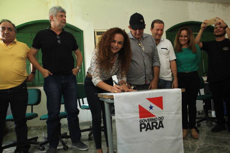 “A pavimentação urbana é qualidade de vida, é mais saúde para as pessoas. É muito bom ver famílias mudando a forma de viver por causa do ‘Asfalto na Cidade’”, destacou a secretária da Semsu, Izabela Jatene (foto), ao explicar que a parceria é feita com os municípios que integram o Programa Municípios Sustentáveis, que se comprometem com uma agenda compartilhada com ações de melhoria de gestão e promoção do desenvolvimento sustentável.

FOTO: RODOLFO OLIVEIRA / AG. PARÁ
DATA: 13.06.2018
SÃO JOÃO DA PONTA - PARÁ <div class='credito_fotos'>Foto: Rodolfo Oliveira/Ag. Pará   |   <a href='/midias/2018/originais/3906ca38-aa32-4971-9013-0aae859d009a.jpg' download><i class='fa-solid fa-download'></i> Download</a></div>