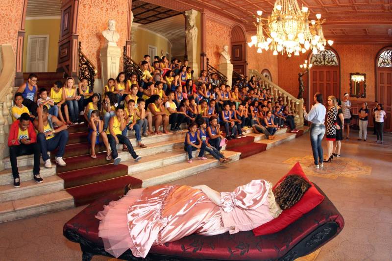 Olhares atentos, curiosos, deslumbrados e a cena lúdica marcaram a volta do Projeto Contação de História do Theatro da Paz, nesta quarta-feira, 28.02. O objetivo é proporcionar a estudantes da escola pública, entidades carentes e projetos sociais de todo o estado, a oportunidade de conhecer e ter esse contato de perto com esse grande patrimônio arquitetônico de Belém. O projeto foi criado no primeiro semestre de 2017, no aniversário do Theatro da Paz, sob a coordenação da produtora do teatro, Carmen Ribas. Ele se estendeu de fevereiro a junho, com duas visitações por mês, cada uma com cerca de 120 crianças, o que gerou uma média de 900 visitantes neste período. O projeto não foi realizado no segundo semestre devido a temporada do Festival de Ópera.
FOTO: ELZA LIMA / SECULT
DATA: 01.03.2018
BELÉM - PARÁ <div class='credito_fotos'>Foto: Elza Lima/Secult | <a href='/midias/2018/originais/390882df-f4c2-4eab-81c8-565c164a892a.jpg' download><i class='fa-solid fa-download'></i> Download</a></div>