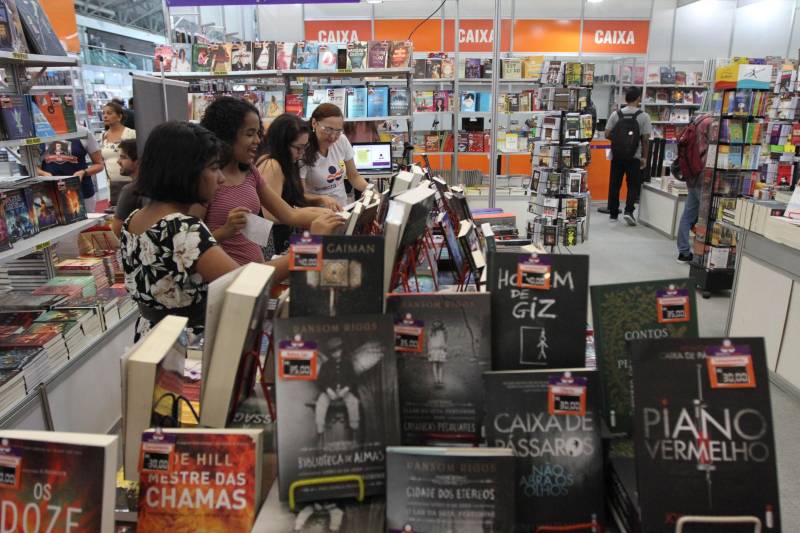 Quarto dia da  XXII Feira Pan-Amazônica do Livro, no Hangar Centro de Convenções da Amazônia, em Belém. 

 FOTO: CRISTINO MARTINS / AG. PARÁ 
DATA: 03.06.2018 
BELÉM - PARÁ <div class='credito_fotos'>Foto: Cristino Martins/Ag. Pará   |   <a href='/midias/2018/originais/3909df03-a16f-4e6d-b9fd-e4184d71a9bc.jpg' download><i class='fa-solid fa-download'></i> Download</a></div>