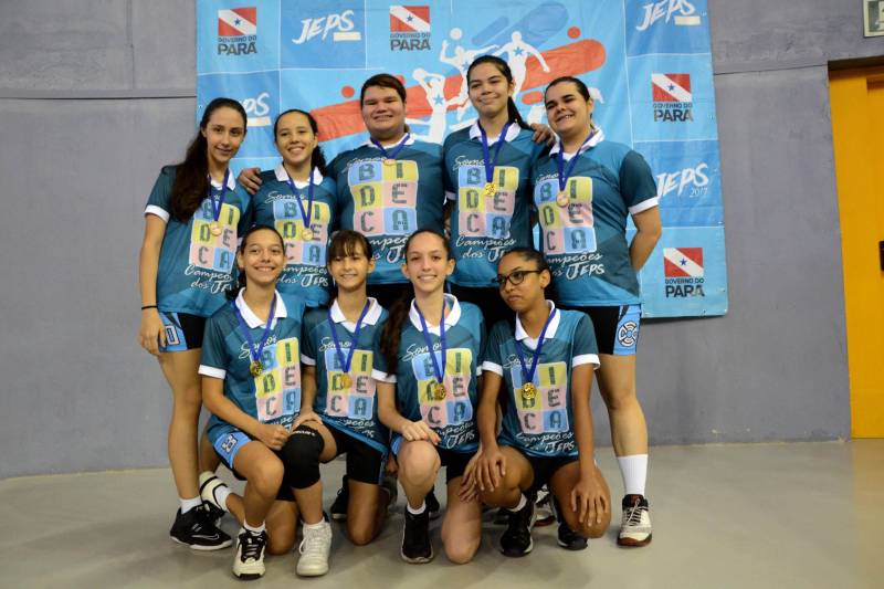 Em sua 60ª edição, os Jogos Estudantis Paraenses (JEPs) definiu a equipes que vão representar o Estado do Pará na etapa nacional, em Manaus (AM), de 19 a 23 de setembro. Das partidas realizadas neste sábado (23), pela etapa estadual, na Arena Guilerme Paraense - o Mangueirinho, foram premiados quatro times das modalidades de Basquete, Volei, Handebol e Futsal, na categoria "A" (de 12 a 14 anos).
FOTO: FERNANDO NOBRE / ASCOM SEDUC
DATA: 23.06.2018
BELÉM - PARÁ <div class='credito_fotos'>Foto: FERNANDO NOBRE/ASCOM SEDUC | <a href='/midias/2018/originais/390c4063-4592-418d-b814-9f1759ebbd5c.jpg' download><i class='fa-solid fa-download'></i> Download</a></div>