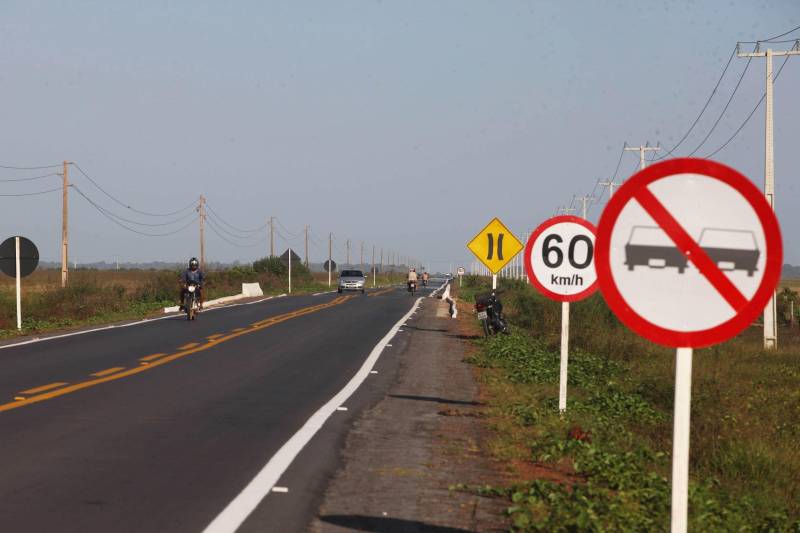 Investimentos em logística, infraestrutura de transportes e desenvolvimento sustentável formam o tripé que norteou as ações da Secretaria de Estado de Transportes (Setran) nos modais rodoviário, hidroviário e aeroviário do Pará, com investimentos que totalizaram R$ 383 milhões, sendo R$ 351 milhões provenientes do Tesouro Estadual e R$ 32 milhões de operações de crédito e convênios.
A malha viária estadual conta, atualmente, com 135 estradas, acessos e rodovias, totalizando 7.399 km sob a responsabilidade da Setran, que operacionaliza constante revisão do Sistema Rodoviário Estadual (SRE), facilitando, desta forma, o mapeamento e o controle das necessidades mais prementes relacionadas à infraestrutura e logística do Pará. Na foto, PA-154, com 53 quilômetros de extensão, que liga o porto de Camará e Salvaterra ao município de Cachoeira do Arari.
FOTO: ANTÔNIO SILVA / AGÊNCIA PARÁ / ARQUIVO.
DATA: 28.12.2017
CACHOEIRA DO ARARI - PARÁ <div class='credito_fotos'>Foto: Antônio Silva/Ag. Pará | <a href='/midias/2018/originais/3910613c-a0bb-419f-b9a8-96a90d6a1fdb.jpg' download><i class='fa-solid fa-download'></i> Download</a></div>
