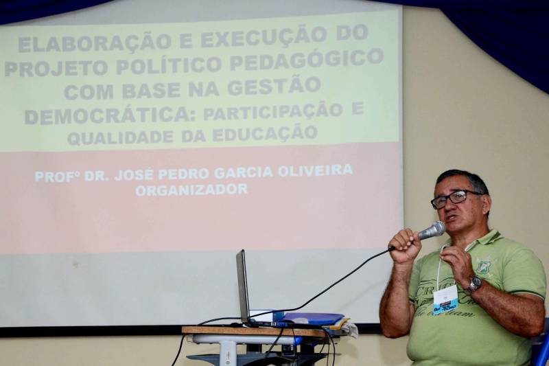 Com a temática “Revendo Práticas: Integrando Saberes” iniciou nesta terça-feira (27), a Jornada Pedagógica da Unidade Seduc na Escola (USE 11), no distrito de Icoaraci, em Belém. O evento reúne gestores de escolas e educadores para discutirem como é possível, por meio do Projeto Político Pedagógico (PPP), as escolas avançarem em suas atividades pedagógicas com foco na aprendizagem dos alunos. A jornada prosseguirá até quarta-feira (28). Os participantes das escolas de Icoaraci e das Ilhas de Belém tiveram uma programação com foco na atualização do Projeto Político Pedagógico (PPP) à luz da Base Nacional Comum Curricular (BNCC). Para o gestor da USE 11, Welber Amorim, “o PPP é a alma da escola, porque nele estão todos os projetos e programas da unidade escolar”. O objetivo da Jornada, de acordo com Amorim, é integrar as escolas, verificar o que elas estão desenvolvendo em atividades e, a partir daí, promover a troca de experiências exitosas entre os gestores de escolas.
FOTO: ELISEU DIAS / ASCOM SEDUC
DATA: 27.02.2018
BELÉM - PARÁ
<div class='credito_fotos'>Foto: Eliseu Dias / Ascom Seduc | <a href='/midias/2018/originais/3911d658-4421-408c-878f-034a53a093cc.jpg' download><i class='fa-solid fa-download'></i> Download</a></div>