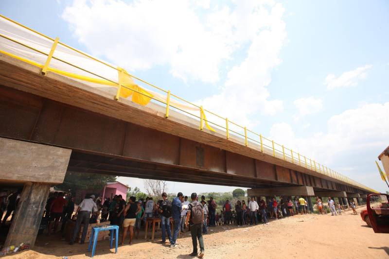 Santa Maria das Barreiras foi o primeiro município contemplado na agenda de inaugurações de obras viárias executadas pelo governo do Estado, na quarta e nesta quinta-feira (24 e 25), no sul e sudeste do Pará. O conjunto de obras ultrapassa R$ 112 milhões em investimentos em construção de pontes de concreto, pavimentação de rodovias e asfaltamento de vias urbanas. O secretário de Estado de Transportes, Kleber Menezes, representou o governador Simão Jatene na solenidade, acompanhado do secretário Regional de Governo do Sudeste do Pará, Jorge Bittencourt. A ponte (foto) recebeu o nome de Rafaela Martins Santana, em homenagem a uma moradora da cidade que faleceu aos 16 anos devido a um câncer, no final de 2017. O pai de Rafaela, o produtor rural João Batista Santana, que mora no município há 37 anos, ficou emocionado. “Isso, pra nossa família, é muito importante. Estamos muito gratos ao governo pela homenagem, por essa grande obra, que é importantíssima para a região. Passarei por aqui todos os dias”, afirmou.
FOTO: MÁCIO FERREIRA / AG. PARÁ
DATA: 24.10.2018
SANTA MARIA DAS BARREIRAS - PARÁ <div class='credito_fotos'>Foto: MÁCIO FERREIRA/ AG. PARÁ | <a href='/midias/2018/originais/3919fea6-c72c-4dec-a41f-a94a8d2cd7cb.jpg' download><i class='fa-solid fa-download'></i> Download</a></div>
