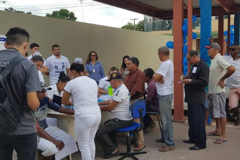 Uma ação de prevenção contra o câncer da próstata, oferecida pelo Hospital Geral de Tailândia (HGT), proporcionou a realização de 120 exames de PSA (Antígeno Prostático Específico), que serve para diagnosticar alterações na próstata como prostatite, hipertrofia benigna da próstata ou câncer de próstata. O exame será realizado, por agendamento, durante a campanha “Novembro Azul”, que se estenderá até o final deste mêsp parahomens a partir dos 45 anos.
FOTO: ASCOM HGT
DATA: 16.11.2018
TAILÂNDIA - PARÁ <div class='credito_fotos'>Foto: ASCOM HGT TAILÂNDIA | <a href='/midias/2018/originais/391a319f-ba7a-4f62-95d6-6c7fe5923cc5.jpg' download><i class='fa-solid fa-download'></i> Download</a></div>