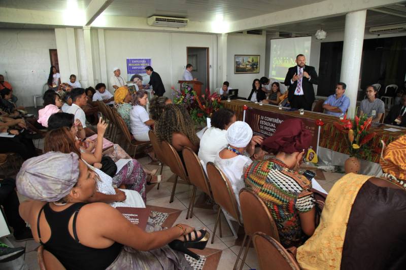Com debates sobre representatividade, violência e racismo contra populações de matriz africana, quilombolas e indígenas, a IV Conferência Estadual de Promoção da Igualdade Racial foi aberta nesta terça-feira, 27, no Hotel Gold Mar, em Belém. Na foto, o secretário de Estado de Justiça e Direitos Humanos do Pará, Michell Mendes Durans.
FOTO: WAGNER ALMEIDA / ASCOM SEJUDH
DATA: 27.03.2018
BELÉM - PARÁ
<div class='credito_fotos'>Foto: Wagner Almeida/ Ascom Sejudh | <a href='/midias/2018/originais/39264322-c0e7-41c4-a1c9-5fde2dcb0009.jpg' download><i class='fa-solid fa-download'></i> Download</a></div>