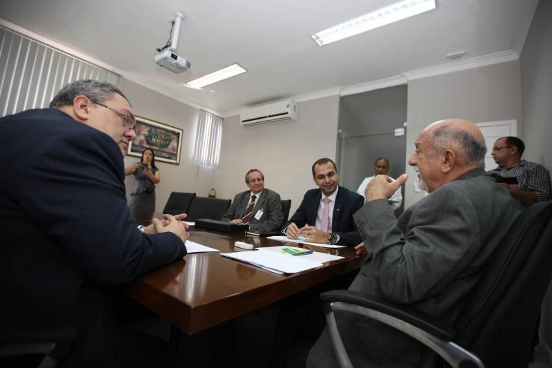 O governo do Pará e o Banco da Amazônia assinaram nesta quarta-feira, 25, um Protocolo de Intenções para união de esforços e atuação compartilhada para o desenvolvimento sustentável do Estado. A assinatura do documento aconteceu no Palácio dos Despachos, com a presença do governador Simão Jatene, do presidente do Banco da Amazônia, Valdecir Tose, do superintendente regional do banco no Pará, Luiz Lourenço Neto, e do secretário de estado de Desenvolvimento Econômico, Mineração e Energia, Eduardo Leão. O documento reforça a parceria existente entre as instituições, prevendo a realização de ações integradas, alinhadas aos Planos de Aplicação de Recursos do Fundo Constitucional de Financiamento do Norte (FNO) e de Aplicação dos Recursos Financeiros do Estado para 2018. “Queremos também mobilizar e integrar as classes produtoras e demais parceiros institucionais para aplicação dos recursos de fomento, em apoio ao desenvolvimento dos setores produtivos do Pará, em bases mais sustentáveis”, disse Valdecir Tose, presidente do Banco da Amazônia.
FOTO: ANTÔNIO SILVA / AG. PARÁ
DATA: 25.04.2018
BELÉM - PARÁ <div class='credito_fotos'>Foto: Antônio Silva/Ag. Pará | <a href='/midias/2018/originais/39270f4f-a501-40f4-b831-3b5400c71faa.jpg' download><i class='fa-solid fa-download'></i> Download</a></div>
