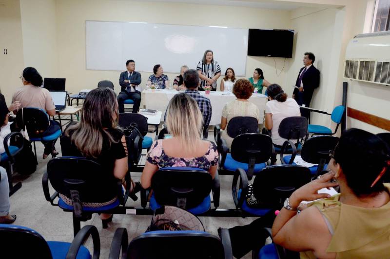 Representantes das áreas de Saúde e Educação participaram na sexta-feira (20) do "Encontro Atendimento Hospitalar e Domiciliar de Redes Públicas", realizado na Universidade do Estado do Pará (Uepa), em Belém. Voltado para gestores, professores e profissionais da Secretaria de Estado de Educação (Seduc), o evento discutiu políticas públicas, a fim de mapear o funcionamento dos atendimentos hospitalares e domiciliares na região. Implantada em 2003, no Hospital Ophir Loyola, a Classe Hospitalar e Atendimento Domiciliar (CHAD) funciona para que crianças hospitalizadas continuem o ano letivo, mesmo quando impossibilitadas de frequentar a escola. Atualmente, são atendidos 600 estudantes do ensino fundamental e do médio, em sete hospitais do Estado. A equipe técnica é formada por 32 professores itinerantes, psicólogos, assistentes sociais e fonoaudiólogos.
FOTO: RAI PONTES / ASCOM SEDUC
DATA: 20.04.2018
BELÉM - PARÁ <div class='credito_fotos'>Foto: Rai Pontes/Ascom Seduc | <a href='/midias/2018/originais/3929c57d-6e58-4945-8920-09f270253b43.jpg' download><i class='fa-solid fa-download'></i> Download</a></div>