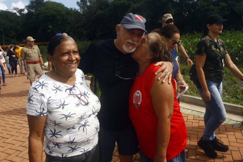 Uma reabertura feita a milhares de mãos. A fita inaugural colocada no inicio da trilha principal do Parque do Utinga foi rompida por mais de cinco mil pessoas ansiosas pelo inicio da caminhada, marcando o segundo dia da programação de reabertura do mais novo espaço paraense de lazer e interatividade com a natureza. Misturado aos populares, o governador Simão Jatene andou os quatro quilômetros que separam a entrada do parque ao seu ponto final, o Recanto da Volta.
FOTO: THIAGO GOMES / AG. PARÁ
DATA: 17.03.2018
BELÉM - PARÁ <div class='credito_fotos'>Foto: Thiago Gomes /Ag. Pará | <a href='/midias/2018/originais/39307c5a-4982-45a2-aa34-dfd0ee36295d.jpg' download><i class='fa-solid fa-download'></i> Download</a></div>