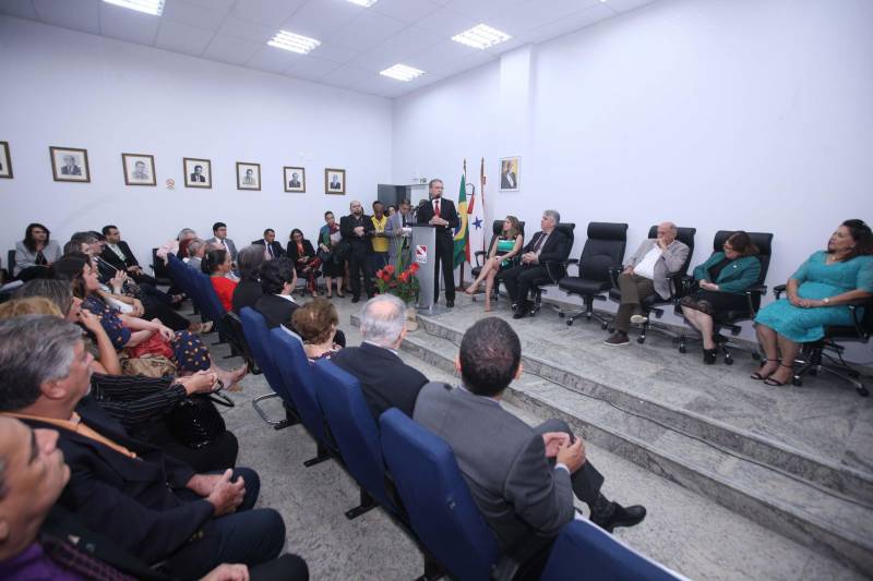 O Governo do Estado fez a entrega das novas instalações do prédio-sede da Procuradoria-Geral do Estado do Pará (PGE/PA), em Batista Campos, Belém, nesta quinta-feira (5). que envolvem obras de reforma e ampliação do órgão. Durante a cerimônia, o governador Simão Jatene assinou o Projeto de Lei que altera a Lei nº 6.813, de 25 de janeiro de 2017, que dispõe sobre a estruturação do Quadro de Apoio da PGE, a fim de ser encaminhado para apreciação à Assembleia Legislativa do Estado, em regime de urgência. O projeto propõe a transformação e a criação de novos cargos do quadro de servidores da atividade-meio, os quais poderão, inclusive, prestar apoio às atividades desenvolvidas pelos procuradores junto às secretarias de Estado. Os cargos serão ocupados por meio de concurso, na medida do interesse público e da disponibilidade orçamentária do Estado. As alterações propostas no Projeto de Lei devem-se às demandas judiciais expressivas das atividades da PGE e a anseios da categoria, como a reorganização da carreira em classes e referências, com definição de critérios para progressão e enquadramento funcional. A cerimônia teve a presença do procurador-geral do Estado, Ophir Cavalcante Junior (foto), presidente da Associação dos Procuradores do Estado do Pará (Apepa), Ary Lima Cavalcanti, presidente da Associação dos Servidores da Procuradoria-Geral do Estado do Pará (ASPGE), Brunna Valescka de Carvalho Silva, procuradores e servidores da instituição.
FOTO: CRISTINO MARTINS / AG. PARÁ
DATA: 05.04.2018
BELÉM - PARÁ <div class='credito_fotos'>Foto: Cristino Martins/Ag. Pará | <a href='/midias/2018/originais/3932fbbb-bbb7-4adb-8e2e-d689ce72b137.jpg' download><i class='fa-solid fa-download'></i> Download</a></div>
