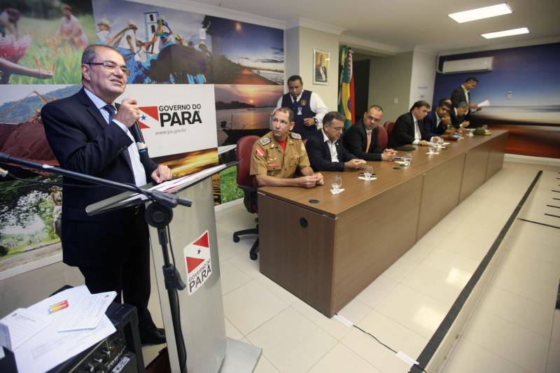 Para auxiliar no atendimento de vítimas de acidentes automobilisticos, o Corpo de Bombeiros Militar do Pará recebeu do Governo do Estado nesta quarta-feira (04), três ambulâncias de resgate, por conta de emendas parlamentares, que serão destinadas aos municípios de Parauapebas, Castanhal e Belém. A cerimônia de entrega, realizada no auditório da Casa Civil, teve a presença do Secretário de Segurança Pública e Defesa social (Segup), Luiz Fernandes (foto), dos deputados estaduais Milton Campos, Gesmar Costa, Cel. Neil e Jaques Neves, além do Comandante do Corpo de Bombeiros Militar, Zanelli Antônio Melo. As ambulâncias são unidades de resgate tipo C para atendimento pré-hospitalar de vítimas de acidentes de trânsito, totalmente registradas pelo Ministério da Saúde; equipadas com material de suporte básico e material de desencaceramente - que auxilia nos acidentes quando as vítimas ficam presas em ferragens. No mês passado o Corpo de Bombeiros recebeu mais quinze veículos, desta vez, de vistoria e uma policlínica.
FOTO: THIAGO GOMES / AG. PARÁ
DATA: 04.04.2018
BELÉM - PARÁ <div class='credito_fotos'>Foto: Thiago Gomes /Ag. Pará | <a href='/midias/2018/originais/3935872e-b01b-4433-bba6-9b2b548ed7ca.jpg' download><i class='fa-solid fa-download'></i> Download</a></div>