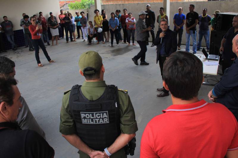 O município de Sapucaia recebeu nesta quarta-feira, 5, uma Unidade Integrada Pro Paz (UIPP). Um investimento do Governo do Estado de R$ 1.134.131,00. Segundo o Secretário de Estado de Segurança Pública, Luiz Fernandes, afirma que já mais de 80 novas UIPP’s no Pará, com as reformadas e reestruturadas esse número chega a 120 unidades. O titular da SEGUP destaca que o mais importante não é a estrutura física, mas o conceito empregado. De Sapucaia, a comitiva foi para Redenção onde inaugurou o 7º Batalhão de Polícia Militar, uma obra orçada em R$ 2.808.000,00. Atualmente o BPM conta com 145 policiais, 6 viaturas incluindo a Patrulha Rural e 12 motocicletas. O Comandante do Batalhão, o Major José Ricardo Chaves, informou que a maior ocorrência no município são roubos de motos, mas pontuou que a maior parte dos veículos é encontrada pela PM na cidade e cidades vizinhas.

FOTO: RODOLFO OLIVEIRA / AG PARÁ
DATA: 05.12.2018
REDENÇÃO - PARÁ <div class='credito_fotos'>Foto: Rodolfo Oliveira/Ag. Pará   |   <a href='/midias/2018/originais/39375b3e-c9c8-424e-b0ef-eea7c6a2815f.jpg' download><i class='fa-solid fa-download'></i> Download</a></div>