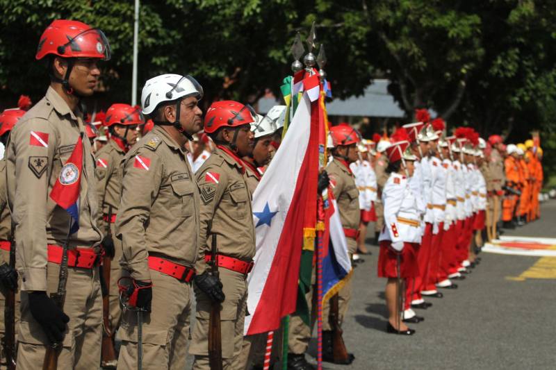 O Corpo de Bombeiros Militar do Pará completou nesta sexta-feira, 23, seu 136º aniversário. Uma solenidade no Quartel General da corporação, em Belém, marcou a data. A cerimônia contou com a presença do governador do Estado, Simão Jatene.

FOTO: CRISTINO MARTINS / AG. PARÁ
DATA: 23.11.2018
BELÉM - PARÁ <div class='credito_fotos'>Foto: Cristino Martins/Ag. Pará   |   <a href='/midias/2018/originais/3939deb3-e54e-4dfd-a077-a15643cf5bee.jpg' download><i class='fa-solid fa-download'></i> Download</a></div>