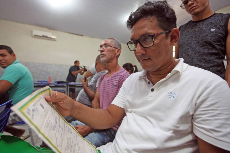 “Perdi todos os documentos na chuva, assim como quase tudo de dentro da casa. Poder tirar os documentos hoje, menos de uma semana depois do desastre e tudo de graça, é bom, chegou na hora certa e vai ajudar muita gente mesmo”. A fala é Adriano Pinheiro, morador do bairro Angelim, um dos 15 afetados pela forte enxurrada que alagou 40% do município de Paragominas, no nordeste paraense, na semana passada. Ele se soma a outras centenas de pessoas que estiveram nesta terça-feira (17), na Escola Municipal Anésia da Costa Chaves, primeiro local da Caravana do ProPaz no município. Semelhante as demais ações do ProPaz Cidadania, o programa está viabilizando no município a emissão de 2ª via de Certidão de Nascimento, Registro Geral (RG), 2ª via de CPF, carteira social (mudança de gênero), fotos para os documentos e a carteira do ID Jovem, que possibilita a jovens de 15 a 29 anos, diversos benefícios, entre eles, meia passagem em trajetos interestaduais. Na foto, Adriano Pinheiro, morador do bairro Angelim.
FOTO: SIDNEY OLIVEIRA / AG. PARÁ
DATA: 17.04.2018
PARAGOMINAS - PARÁ
<div class='credito_fotos'>Foto: Sidney Oliveira/Ag. Pará | <a href='/midias/2018/originais/393b30d6-7d6b-4696-8b8d-d1578607c887.jpg' download><i class='fa-solid fa-download'></i> Download</a></div>