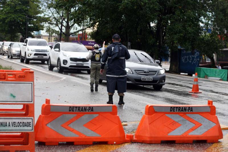 Foi bem sucedida a medida inédita de inversão no trânsito no trecho compreendido entre os quilômetros 13 e 6 da rodovia BR-316, entre os municípios de Marituba e Ananindeua. A ação foi programada para o período de 16h às 22h da terça-feira (13), com o propósito de garantir maior fluidez ao trânsito de veículos que retornavam do feriado de Carnaval.
FOTO: SIDNEY OLIVEIRA / AG. PARÁ
DATA: 13.02.2017
ANANINDEUA - PARÁ <div class='credito_fotos'>Foto: Sidney Oliveira/Ag. Pará | <a href='/midias/2018/originais/3942c18e-7d79-4b33-aea4-b6dfa5e9151a.jpg' download><i class='fa-solid fa-download'></i> Download</a></div>