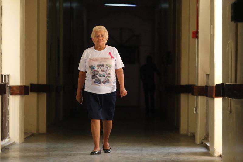 Ana Miranda, conhecida como “Donana” (foto), lembra como se fosse hoje o dia em que deixou currículo na Fundação Santa Casa de Misericória, nos idos de 1986, quando procurava por uma oportunidade no mercado de trabalho. Atualmente, aos 64 anos e com uma relação bem mais que profissional com a instituição, ela é conhecida por sua dedicação e solidariedade, o que a tornou uma das servidoras exemplo do Estado e, por isso, homenageada neste dia 28, Dia do Servidor Público.
FOTO: MARCELO LELIS / AG. PARÁ
DATA: 25.10.2018
BELÉM - PARÁ <div class='credito_fotos'>Foto: Marcelo Lelis / Ag. Pará | <a href='/midias/2018/originais/3944ae8a-2cdb-4318-874e-6e8c8bd17082.jpg' download><i class='fa-solid fa-download'></i> Download</a></div>