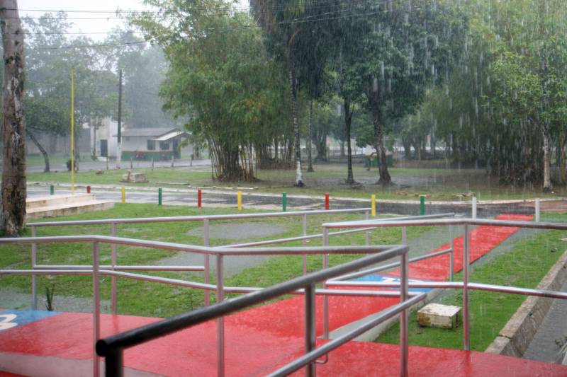 A chuva que caiu na manhã desta segunda-feira, 26, em Belém e outros municípios da região nordeste do Estado, não afetou as bacias localizadas em Barcarena. No total foram registrados 53 milímetros de chuva, desde o final de semana. “Não houve qualquer transbordamento ou mais prejuízos”, explicou o capitão Marcelo Santos, do Corpo de Bombeiros. Enquanto isso, as ações do Governo do Estado nas comunidades afetadas pela contaminação constatada pelo Instituto Evandro Chagas (IEC), no entorno da área de atuação da empresa Hydro, continuam. Até o momento, 893 galões de água potável foram entregues a 399 famílias da região. O abastecimento será semanal e a quantidade varia em função do número de pessoas residentes em cada casa, com média de uma unidade de 20 litros para cada duas pessoas.
FOTO: IGOR BRANDÃO / AG. PARÁ
DATA: 25.02.2018
BARCARENA - PARÁ <div class='credito_fotos'>Foto: IGOR BRANDÃO / AG. PARÁ | <a href='/midias/2018/originais/394e0b69-6d48-4122-be06-80e358ac6d56.jpg' download><i class='fa-solid fa-download'></i> Download</a></div>