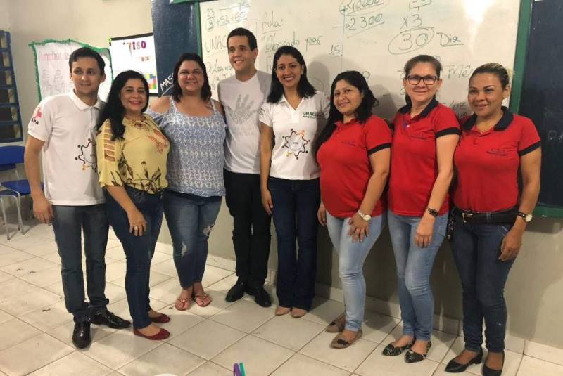 Cerca de 250 estudantes de escolas públicas do ensino fundamental e médio foram alvo da ação de educação em saúde promovida pela Unidade de Alta Complexidade em Oncologia Dr Vitor Moutinho (Unacon), em Tucuruí, com o objetivo de combater o tabagismo que é responsável por cerca de 30% das mortes pelos mais diversos tipos de câncer, entre eles, de pulmão,  laringe, faringe, esôfago, estômago, pâncreas, fígado, rim, bexiga, colo do útero e leucemias. A ação realizada pelo Grupo de Trabalho de Humanização (GTH) da unidade, que é referência no tratamento de câncer no sudeste paraense, levou especialistas às escolas para alertar sobre os perigos do tabagismo que atualmente é o maior fator de risco evitável de adoecimento e morte no mundo e, cada vez mais, envolve crianças e adolescentes. Na foto, o médico oncologista da Unacon, Leandro Almeida (camisa branca) durante as ações nas escolas de Tucuruí.

FOTO: ASCOM / UNACON
DATA: 19.05.2018
TUCURUÍ - PARÁ <div class='credito_fotos'>Foto: Ascom Unacon   |   <a href='/midias/2018/originais/3957add4-bcf5-40dc-aea6-ac68a994bcaa.jpg' download><i class='fa-solid fa-download'></i> Download</a></div>