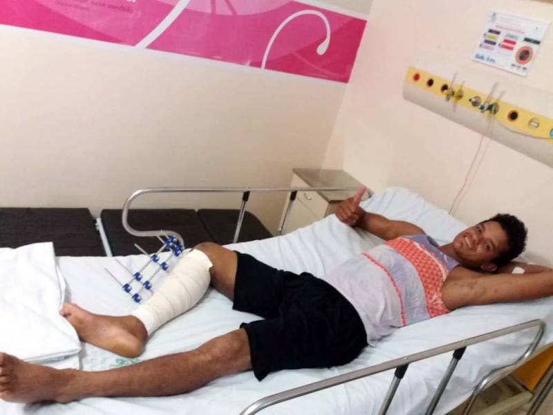 O motorista Ednaldo Ferreira da Silva (foto), 28, teve que tomar um susto para entender que a adoção de conduta mais prudente no trânsito é vital para manter a vida e a saúde. Ele fraturou o osso da tíbia da perna esquerda ao dirigir sua motocicleta de forma perigosa e sem o uso do capacete em sua cidade, no município de Mojú, o que causou sua queda, e que poderia ter custado até a sua vida. No HGT, esses dados são crescentes, infelizmente. Em 2016, foram registrados 1.667 acidentes de trânsito. Desses, 1.296 por motos. Em 2017 o cenário ficou pior: 1.978 acidentes, sendo 1.586 provocados por motocicletas. Dados do DPVAT, mostram que o perfil das vítimas de acidentes de trânsito no Brasil são homens na faixa etária entre 18 e 34 anos. Os estudos mais recentes mostram que em 61% dos acidentes de trânsito, o condutor havia ingerido bebida alcoólica.
FOTO: ASCOM / HGT
DATA: 07.04.2018
TAILÂNDIA - PARÁ <div class='credito_fotos'>Foto: ASCOM / HGT | <a href='/midias/2018/originais/39588122-7906-485d-8f41-6f393b05793c.jpg' download><i class='fa-solid fa-download'></i> Download</a></div>