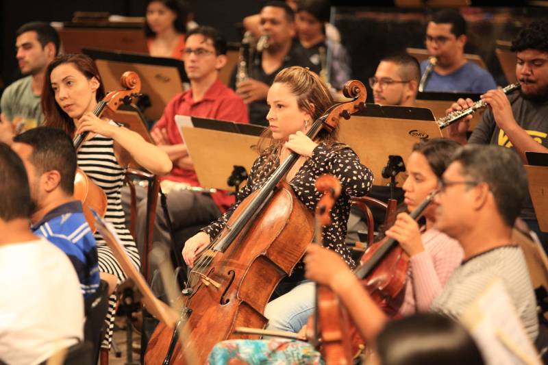 A melhor orquestra sinfônica do Brasil em 2017, eleita por revista especializada, fará uma apresentação especial ao ar livre, nesta sexta-feira, 16, para marcar a reabertura do Parque Estadual do Utinga, numa integração entre música e natureza, assim como propôs o compositor e maestro Heitor Villa-Lobos em “Floresta do Amazonas”. O regente da Orquestra Sinfônica do Teatro da Paz, Miguel Campos Neto, é um dos mais ansiosos pelo evento.
FOTO: MÁCIO FERREIRA / AG. PARÁ
DATA: 16.03.2018
BELÉM - PARÁ <div class='credito_fotos'>Foto: MÁCIO FERREIRA/ AG. PARÁ | <a href='/midias/2018/originais/3959db95-7078-4403-aca0-e95f73a057cd.jpg' download><i class='fa-solid fa-download'></i> Download</a></div>