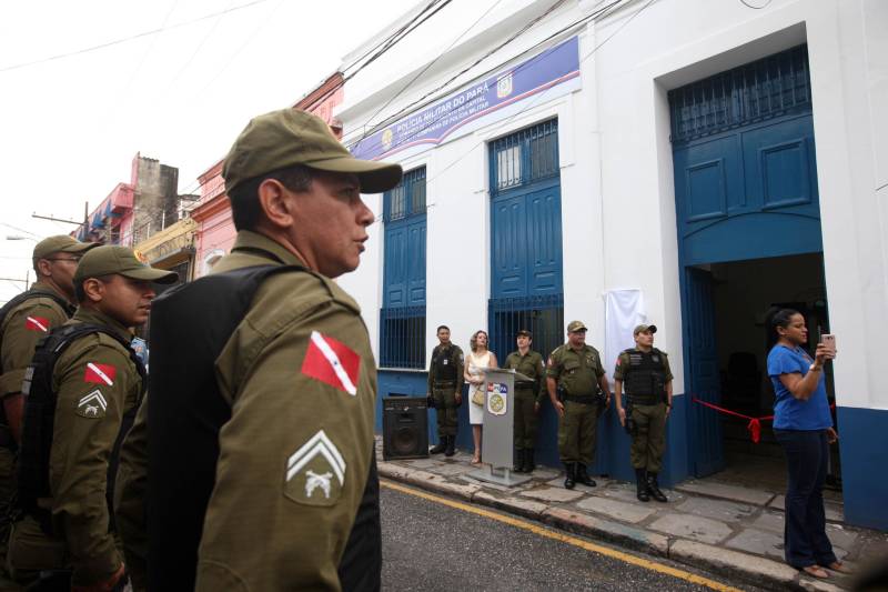 Leia Braúna mora há dois anos e meio no bairro da Cidade Velha e vê com alegria a instalação de uma sede da Polícia Militar na Rua Dr. Assis, bem pertinho de sua casa. O novo prédio da 1ª Companhia do 2º Batalhão da PM foi inaugurado na tarde desta quinta-feira, 5, e agora além de estar mais acessível aos moradores dos bairros da Campina, Reduto e Cidade Velha, oferece melhores condições de trabalho aos militares. O local foi cedido pela Arquidiocese de Belém em fevereiro deste ano de forma gratuita e por tempo indeterminado. Antes disso, a sub-unidade funcionava no 3º andar da seccional do Comércio. O Major Luiz Octávio, comandante do 2º Batalhão, informa que a Companhia atua com 165 policiais militares, que atendem cerca de 24 mil moradores da área. “A proximidade da Polícia Militar com a comunidade é um ponto primordial da instalação da 1ª Companhia, além de ser estratégico, porque se coloca em uma posição de atendimento rápido tanto ao Reduto, quanto para Campina e a própria Cidade Velha”, afirmou o oficial.
FOTO: CARLOS SODRÉ / AG. PARÁ
DATA: 05.04.2018
BELÉM - PARÁ <div class='credito_fotos'>Foto: Carlos Sodré/Agência Pará | <a href='/midias/2018/originais/395bd4d5-7750-43b1-afcf-195462c4b863.jpg' download><i class='fa-solid fa-download'></i> Download</a></div>