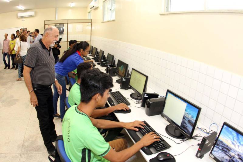 Um painel, no pátio da Escola Estadual de Ensino Médio Ruth Guimarães Ferreira, no distrito de Murinim, em Benevides, mostra 16 alunos da unidade aprovados nos últimos vestibulares. Desses, 12 irão estudar na Universidade Federal do Pará (UFPA). São os primeiros resultados de um processo que começou há nove meses, quando a escola entrou em reforma e ampliação. A nova “Ruth Guimarães Ferreira” foi entregue oficialmente nesta segunda-feira, 26, pelo governador Simão Jatene. Reformada e ampliada, a escola tem agora seis salas de aula; quatro laboratórios (multiuso, multidisciplinar, informática e de leitura); cozinha; refeitório e dispensa; quadra poliesportiva, vestiários feminino e masculino; área de convivência; sala para Atendimento Educacional Especializado (AEE) e acessos para pessoas com deficiência. Espaços de sobra para seus 892 alunos, distribuídos em três turnos do Ensino Médio. A obra custou R$ 2,446 milhões.
FOTO: CRISTINO MARTINS / AG. PARÁ
DATA: 26.03.2018
BENEVIDES - PARÁ <div class='credito_fotos'>Foto: Cristino Martins/Ag. Pará | <a href='/midias/2018/originais/395f8267-b01c-4596-9e70-5b987d359925.jpg' download><i class='fa-solid fa-download'></i> Download</a></div>