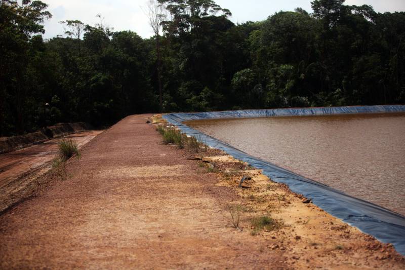 Por conta do não cumprimento do prazo de 48 horas dado pelo Governo do Estado para que a Hydro (foto) reduzisse os níveis das bacias de resíduos ao nível de pelo menos um metro, a Secretaria de Meio Ambiente e Sustentabilidade (Semas) notifica a empresa, na manhã desta terça-feira (27), com a determinação de que reduza a produção da refinaria em 50%. A Semas também triplicará a multa definida anteriormente, cumprindo a legislação ambiental em vigor, chegando a cerca de R$ 1 milhão por dia de descumprimento (300 mil Unidades de Padrão Fiscal). A empresa informou formalmente que reduziu os índices, mas não integralmente no total determinado de um metro. A determinação de redução emitida pela Semas reforça ainda que devem ser mantidos e ampliados os esforços para tratamento dos efluentes e de redução dos níveis das bacias. As equipes da Semas permanecem em campo 24 horas, trabalhando em conjunto com a Defesa Civil e outros órgãos, monitorando a situação.
FOTO: IGOR BRANDÃO / AG. PARÁ
DATA: 24.02.2018
BARCARENA - PARÁ <div class='credito_fotos'>Foto: IGOR BRANDÃO / AG. PARÁ | <a href='/midias/2018/originais/39601254-0440-461a-821f-a2fc3756373c.jpg' download><i class='fa-solid fa-download'></i> Download</a></div>