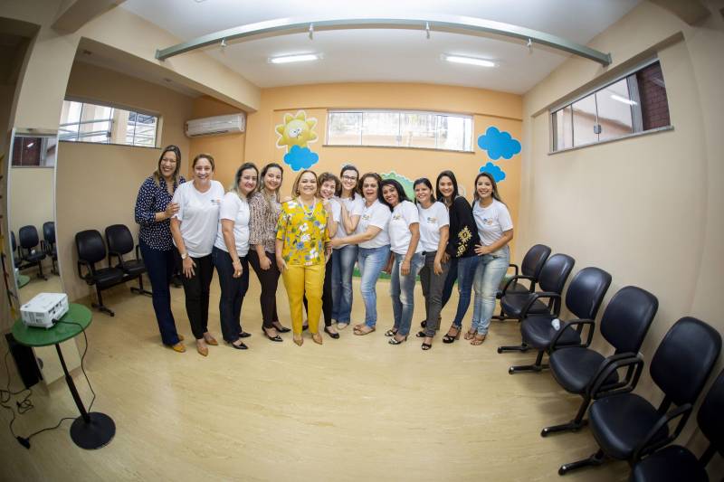 A Universidade do Estado do Pará (Uepa) entregou, na sexta-feira, 13, as novas instalações do Centro Especializado em Reabilitação (CER II), que fica localizado na Unidade de Ensino-Assistência de Fisioterapia e Terapia Ocupacional (Ueafto), no Centro de Ciências Biológicas e da Saúde (CCBS), na travessa Perebebuí, 2.623, em Belém. O novo espaço é um prédio de dois andares que conta com cinco consultórios, uma sala de integração sensorial, uma sala de fisioterapia neuro-pediatra e outra sala para terapia ocupacional neuro-pediatra.
FOTO: NAILANA THIELY / ASCOM UEPA
DATA: 13.04.2018
BELÉM - PARÁ <div class='credito_fotos'>Foto: Nailana Thiely / Ascom Uepa | <a href='/midias/2018/originais/39698bc7-53f4-41bf-8aac-17fb4b639d36.jpg' download><i class='fa-solid fa-download'></i> Download</a></div>