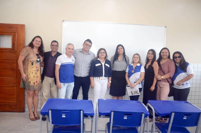 O Distrito de Icoaraci, em Belém, ganhou mais uma escola. Nesta sexta-feira (15), a Secretaria de Estado de Educação (Seduc) inaugurou a obra da Escola Estadual de Ensino Fundamental e Médio Professor Jorge Lopes Raposo. Construída integralmente, a unidade faz parte de um pacote de mais de 100 projetos de novas escolas, reformas e ampliações que a Seduc está executando em 53 municípios. A obra concluída foi recebida como fator motivacional de novo posicionamento da escola no Índice de Desenvolvimento da Educação Básica (Ideb). A inauguração reuniu a comunidade escolar e se transformou numa festa que congregou alunos, professores, dirigentes e os gestores da Seduc, liderados pela secretária Ana Claudia Serruya Hage (foto).
FOTO: ELISEU DIAS / ASCOM SEDUC
DATA: 15.06.2018
BELÉM - PARÁ <div class='credito_fotos'>Foto: Eliseu Dias / Ascom Seduc | <a href='/midias/2018/originais/396e4ec7-4b3e-4ba0-b491-117f38e15a0a.jpg' download><i class='fa-solid fa-download'></i> Download</a></div>