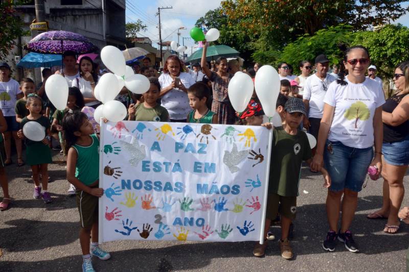 A Escola Estadual de Ensino Fundamental Doutor Carlos Guimarães, no bairro da Marambaia, em Belém, comemorou 47 anos de fundação, nesta quarta-feira (28), com uma programação festiva que reuniu escola e comunidade. Logo cedo, familiares acompanharam a caminhada de alunos e professores pelas ruas do entorno da escola. O tema escolhido para as comemorações foi “Paz e Amor ao Próximo”. A programação contou com a apresentação da Banda da Polícia Militar (PM), animando a criançada com músicas com temáticas infantis.
FOTO: ELISEU DIAS / ASCOM SEDUC
DATA: 28.03.2018
BELÉM - PARÁ <div class='credito_fotos'>Foto: Eliseu Dias/Ag. Pará | <a href='/midias/2018/originais/396eb79c-f4f5-45bf-a3b7-8478ae34ab80.jpg' download><i class='fa-solid fa-download'></i> Download</a></div>