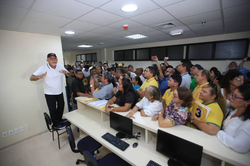 O governador Simão Jatene fez neste domingo (30), às 11 h, uma visita técnica (foto) às instalações do novo Hospital Abelardo Santos, no Distrito de Icoaraci, na Região Metropolitana de Belém. Como fez em Capanema (nordeste do Pará), no novo Hospital Regional dos Caetés, o governador convidou pessoas da comunidade para acompanhá-lo na visita. O objetivo foi mostrar à população que o hospital está pronto para ser inaugurado. "Alguns pequenos detalhes, obrigatórios para a entrada em funcionamento de qualquer hospital, ainda precisam ser feitos, como a assepsia dos ambientes e a calibragem dos equipamentos. Mas o ‘Abelardo’ está pronto, e já é o maior hospital da Região Metropolitana", disse o governador.

FOTO: CRISTINO MARTINS / AG. PARÁ
DATA: 30.12.2018
ICOARACI - PARÁ <div class='credito_fotos'>Foto: Cristino Martins/Ag. Pará   |   <a href='/midias/2018/originais/3977018e-cccf-48cd-b732-0d093c7f2c5d.jpg' download><i class='fa-solid fa-download'></i> Download</a></div>