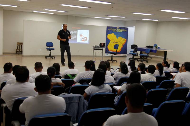 Mais de 250 pessoas se candidataram para concorrer a uma das 37 vagas de agentes penitenciários, ofertadas no Processo Seletivo Simplificado (PSS), da Superintendência do Sistema Penitenciário do Estado (Susipe). Os novos servidores irão trabalhar no novo Centro de Recuperação Feminino (CRF Santarém), em Santarém, no oeste do Estado que deve ser ativado até o final deste mês. O processo seletivo foi organizado pela Escola de Administração Penitenciário (EAP) da Susipe e contou com três fases: inscrição, análise curricular e pesquisa social. O curso de treinamento dos candidatos é realizado em Santarém.
FOTO: AKIRA ONUMA / ASCOM SUSIPE
DATA: 17.04.2018
SANTARÉM - PARÁ <div class='credito_fotos'>Foto: Akira Onuma / Ascom Susipe | <a href='/midias/2018/originais/397f7978-7dad-4749-8dde-536e2aa888b3.jpg' download><i class='fa-solid fa-download'></i> Download</a></div>
