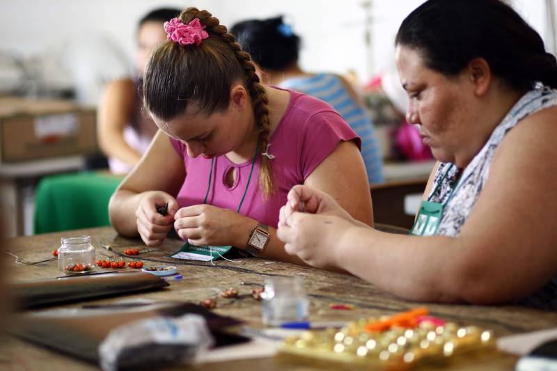 A Cooperativa Social de Trabalho Arte Feminina Empreendedora (Coostafe), que funciona no Centro de Reeducação Feminino de Ananindeua, atingiu a meta de doações e vai ser um dos projetos beneficiados pela campanha “Abrace o Brasil”, realizada pela organização BrazilFoundation. A meta da cooperativa era atingir R$ 8 mil em doações e até a manhã desta terça-feira (27), já tinha arrecadado R$ 8.720.

FOTO: ASCOM SUSIPE
DATA: 27.11.2018
BELÉM - PARÁ <div class='credito_fotos'>Foto: ASCOM SUSIPE   |   <a href='/midias/2018/originais/39a26fcc-f18e-43a1-a31e-491f6ded5d32.jpg' download><i class='fa-solid fa-download'></i> Download</a></div>