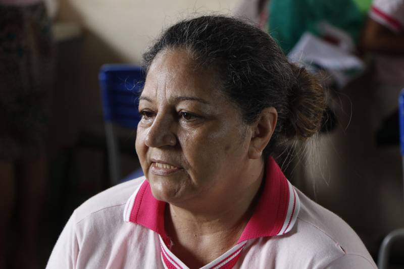 As detentas do Centro de Recuperação Feminino (CRF), em Ananindeua, que fazem parte da Cooperativa Social de Trabalho Arte Feminina Empreendedora (Coostafe) - a primeira formada exclusivamente por mulheres presas no Brasil, serão usadas como modelo de aprendizagem em um módulo específico do curso de empreendedorismo da plataforma de cursos à distancia do Veduca. Através de uma parceria realizada entre a Superintendência do Sistema Penitenciário do Estado (Susipe), e a plataforma de cursos à distância Veduca, será garantido também, cursos de profissionalização para as internas com certificação gratuita, além de transformá-las em multiplicadoras, através da experiência vivida, por cada uma, dentro da Coostafe. Na foto, a interna Angêla Maria.
FOTO: AKIRA ONUMA / ASCOM SUSIPE
DATA: 07.05.2018
BELÉM - PARÁ <div class='credito_fotos'>Foto: Akira Onuma / Ascom Susipe | <a href='/midias/2018/originais/39a965e4-acaf-4bfc-879a-5d39aa0e9559.jpg' download><i class='fa-solid fa-download'></i> Download</a></div>