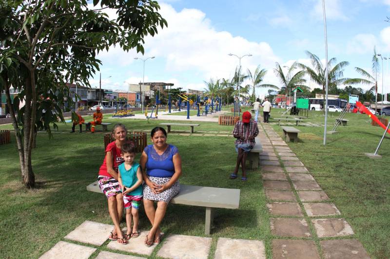 "Agora temos um espaço melhor, mais confortável e seguro para a diversão de nossas crianças e lazer de todos", afirmou Joane Boás, 43 anos. A mãe da pequena Sophia, de 5 anos, comemora ao ver a nova praça da comunidade, no Curió-Utinga, em Belém. O espaço, localizado nas proximidades do Parque Estadual do Utinga, foi entregue oficialmente, neste domingo (01). A cerimônia contou com a presença do governador Simão Jatene, comunidade, entre outras autoridades. Além de uma importante área para o lazer infantil, a praça também dispõe de uma academia ao ar livre, beneficiando jovens e adultos. Dona Laura Assis, 53 anos (e), e sua irmã Deusa Assis, 54 anos (d), nascidas e criadas no bairro, comemoram as mudanças.
FOTO: CRISTINO MARTINS / AG. PARÁ
DATA: 01.04.2018
BELÉM - PARÁ <div class='credito_fotos'>Foto: Cristino Martins/Ag. Pará | <a href='/midias/2018/originais/39a96682-7ac8-4db0-bad7-2783c76929f8.jpg' download><i class='fa-solid fa-download'></i> Download</a></div>