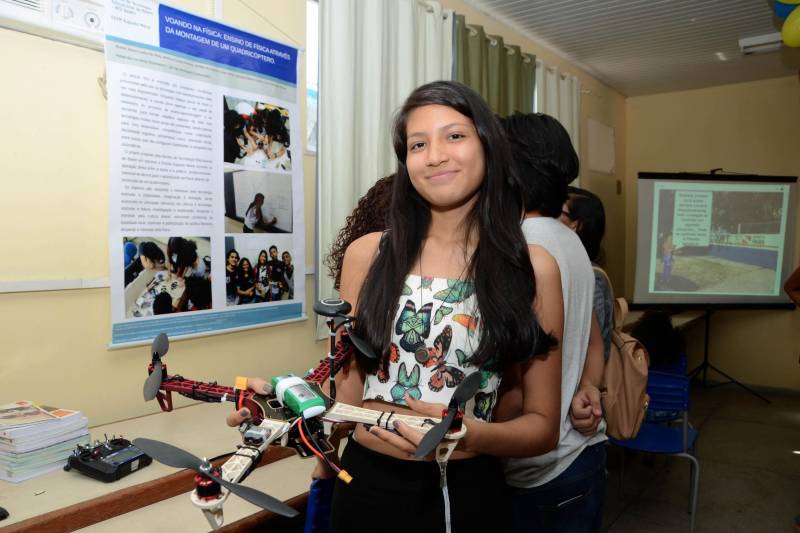 A Secretaria de Estado de Educação (Seduc), por meio do Núcleo de Tecnologia Educacional de Castanhal (NTE) e da Unidade Regional de Educação (URE 8), promoveu nesta terça-feira (13) a 1ª Mostra de Robótica e Objetos Digitais de Aprendizagem, na Escola Estadual Padre Salvador Traccaiolli, no município de Castanhal. Estudante do 1º ano do ensino médio, Tassiana Ramos, 16 anos (foto), criou um drone para tentar analisar a qualidade da água para o consumo humano e a vida marinha, verificando acidez, PH, temperatura e densidade.
FOTO: FERNANDO NOBRE / ASCOM SEDUC
DATA: 13.11.2018
CASTANHAL - PARÁ <div class='credito_fotos'>Foto: FERNANDO NOBRE/ASCOM SEDUC | <a href='/midias/2018/originais/39b077ba-e8bd-4a38-87c5-f75c34241767.jpg' download><i class='fa-solid fa-download'></i> Download</a></div>