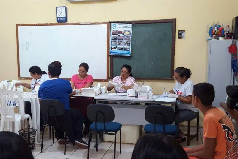 Foram três dias de projeto, oito instituições visitadas, mais de 400 adolescentes assistindo às palestras educativas e de 200 testes rápidos realizados. O número de doses da vacina contra o HPV aplicadas passou de 100. Estas são as informações da primeira semana do “HRBA na Escola”, projeto promovido pelo Hospital Regional do Baixo Amazonas, em Santarém, Oeste do Pará, desde o ano de 2012.
FOTO: ASCOM HRBA
DATA: 30.03.2018
SANTARÉM - PARÁ <div class='credito_fotos'>Foto: Ascom HRBA | <a href='/midias/2018/originais/39b119af-abc3-4f85-8482-349909403210.jpg' download><i class='fa-solid fa-download'></i> Download</a></div>