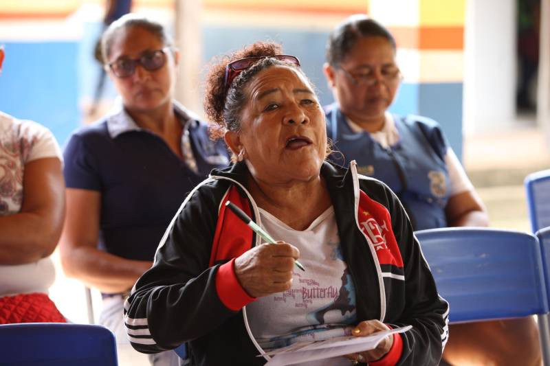 Na manhã desta quarta-feira (21), a ilha de Cotijuba recebeu a primeira edição do Projeto Família e Cidadania de 2018. O evento está sendo realizado na Escola Estadual de Ensino Fundamental e Médio Professora Marta da Conceição até a próxima sexta-feira (23). Durante a manhã mais de 40 pessoas estiveram presentes na abertura do evento, mas a expectativa é que esse número aumente, já que o projeto continua nos próximos dias, sempre com início às 8h. Na foto, Dona Doraci Nazaré, de 66 anos, moradora da ilha.
FOTO: SIDNEY OLIVEIRA / AG. PARÁ
DATA: 21.02.2018
COTIJUBA - PARÁ <div class='credito_fotos'>Foto: Sidney Oliveira/Ag. Pará | <a href='/midias/2018/originais/39b51c25-bab3-439a-a48f-76f574c01040.jpg' download><i class='fa-solid fa-download'></i> Download</a></div>