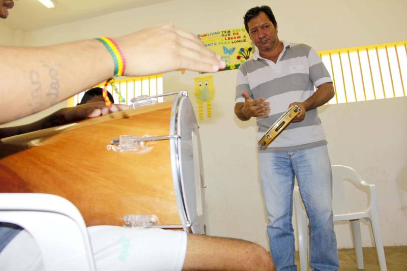 As 14 unidades socioeducativas do Pará promovem a partir desta semana o IV Recreio de Verão Socioeducativo (foto), uma iniciativa que reúne atividades de arte, cultura, esporte e lazer para adolescentes e jovens em privação de liberdade, potencializando as atividades pedagógicas no mês de julho, durante o recesso escolar. Em Marabá, no sudeste paraense, arte-educadores e servidores do Centro de Internação do Adolescente Masculino (Ciam-Marabá) realizam uma série de atividades e oficinas desde esta terça-feira (10). Entre essas atividades estão jogos de futebol, futsal e vôlei, além de oficina de pipa e pintura, artesanato, ações socioambientais, teatro e panificação. A coordenadora do complexo esportivo e cultural Apoena, Marta Santos, informou que as oficinas realizadas na unidade de Marabá são uma extensão das atividades já realizadas nas unidades de Belém, com iniciativas que fortaleçam o processo de ressocialização dos jovens assistidos. “Aqui, em Marabá, estamos potencializando as atividades ao longo da semana, culminando com uma apresentação especial na sexta-feira (13), fruto das atividades realizadas ao longo da semana. Contamos com 57 adolescentes, e atividades sendo realizadas ao longo de todo o mês, um trabalho que eles gostam e se identificam”, afirmou a coordenadora.
FOTO: FRANKLIN SALVADOR / ASCOM FASEPA
DATA: 10.07.2018
BELÉM - PARÁ <div class='credito_fotos'>Foto: FRANKLIN SALVADOR / ASCOM FASEPA | <a href='/midias/2018/originais/39b9253d-66ab-4a61-8865-8a574b18d00f.jpg' download><i class='fa-solid fa-download'></i> Download</a></div>