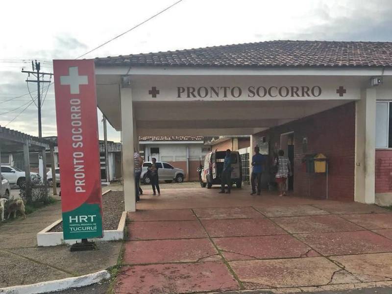 Com 190 leitos, o Hospital Regional de Tucuruí (HRT, na foto) é o único que oferece atendimento em Urgência e Emergência na Região do Lago, funcionando como retaguarda de 400 mil habitantes de todos os municípios da região e até de outros locais como Anapu, Mocajuba e Baião. O HRT tem gestão direta da Sespa e está localizado no município de Tucuruí, no Sudeste do estado. Além de Traumato-Ortopedia, na área de internação, o HRT disponibiliza atendimento em Neurocirurgia, Cirurgia Geral, Clínica Geral, Cardiologia, Gestação de Alto Risco, Pediatria, UTI adulto, infantil e neonatal, realizando cerca de 500 internações e 260 cirurgias mensais.
FOTO: ASCOM / SESPA
DATA: 23.05.2018
TUCURUÍ - PARÁ <div class='credito_fotos'>Foto: ASCOM SESPA | <a href='/midias/2018/originais/39bb55a0-cb50-4e90-bee3-0cb1fd2ef067.jpg' download><i class='fa-solid fa-download'></i> Download</a></div>