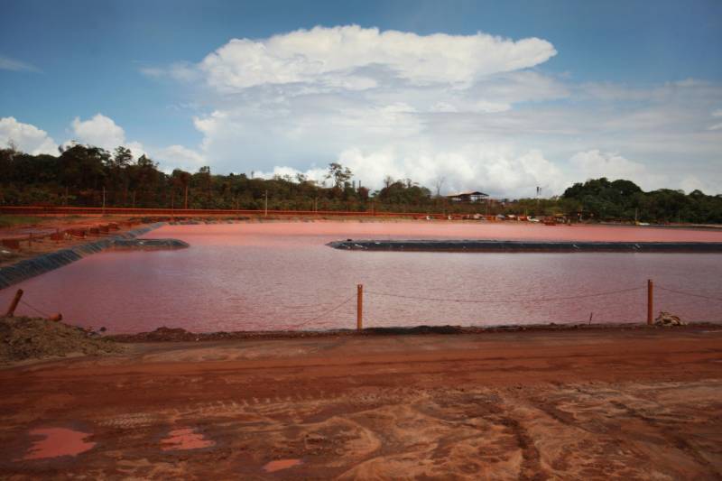 Por conta do não cumprimento do prazo de 48 horas dado pelo Governo do Estado para que a Hydro (foto) reduzisse os níveis das bacias de resíduos ao nível de pelo menos um metro, a Secretaria de Meio Ambiente e Sustentabilidade (Semas) notifica a empresa, na manhã desta terça-feira (27), com a determinação de que reduza a produção da refinaria em 50%. A Semas também triplicará a multa definida anteriormente, cumprindo a legislação ambiental em vigor, chegando a cerca de R$ 1 milhão por dia de descumprimento (300 mil Unidades de Padrão Fiscal). A empresa informou formalmente que reduziu os índices, mas não integralmente no total determinado de um metro. A determinação de redução emitida pela Semas reforça ainda que devem ser mantidos e ampliados os esforços para tratamento dos efluentes e de redução dos níveis das bacias. As equipes da Semas permanecem em campo 24 horas, trabalhando em conjunto com a Defesa Civil e outros órgãos, monitorando a situação.
FOTO: IGOR BRANDÃO / AG. PARÁ
DATA: 24.02.2018
BARCARENA - PARÁ <div class='credito_fotos'>Foto: IGOR BRANDÃO / AG. PARÁ | <a href='/midias/2018/originais/39bebf5e-37db-4dcd-bf97-82c0e9049601.jpg' download><i class='fa-solid fa-download'></i> Download</a></div>