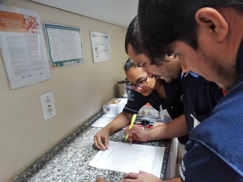 A II Semana Multiprofissional do Hospital Público Estadual Galileu (HPEG), em Belém, alia ensinamentos teóricos a atividades lúdicas para testar os conhecimentos dos profissionais da instituição. A programação, que prossegue até sexta-feira (18), promove desde debates sobre administração segura de medicamentos potencialmente perigosos a brincadeiras, que mobilizam quase 90 funcionários. O evento também é alusivo a datas importantes do calendário da área da Saúde comemoradas em maio, como o Dia do Enfermeiro (12), Dia Nacional do Controle de Infecção Hospitalar (15), Dia do Assistente Social (15) e Dia do Técnico de Enfermagem (20). O tema escolhido este ano para a Semana foi ‘Medicação Segura: Prática de quem Cuida com Amor’.
FOTO: ASCOM / HPEG
DATA: 17.05.2018
BELÉM - PARÁ <div class='credito_fotos'>Foto: ASCOM / HPEG | <a href='/midias/2018/originais/39cc3784-df2d-4623-b5b9-cd68ba50a96a.jpg' download><i class='fa-solid fa-download'></i> Download</a></div>